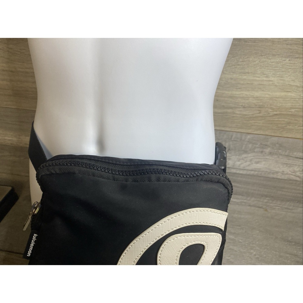 NWT Lululemon Everywhere Belt Bag Black W/White Large Logo Silver Hardware - Picture 4 of 10
